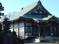 定勝寺という寺名は、新田開発と堂宇建立に力を尽くした平本定勝の名をとったものです。境内にある銅鐘は、1669年に鋳造。